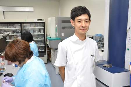 Kenichiro Ohnuma på mikrobiologisk lab, Kobe universitetssykehus