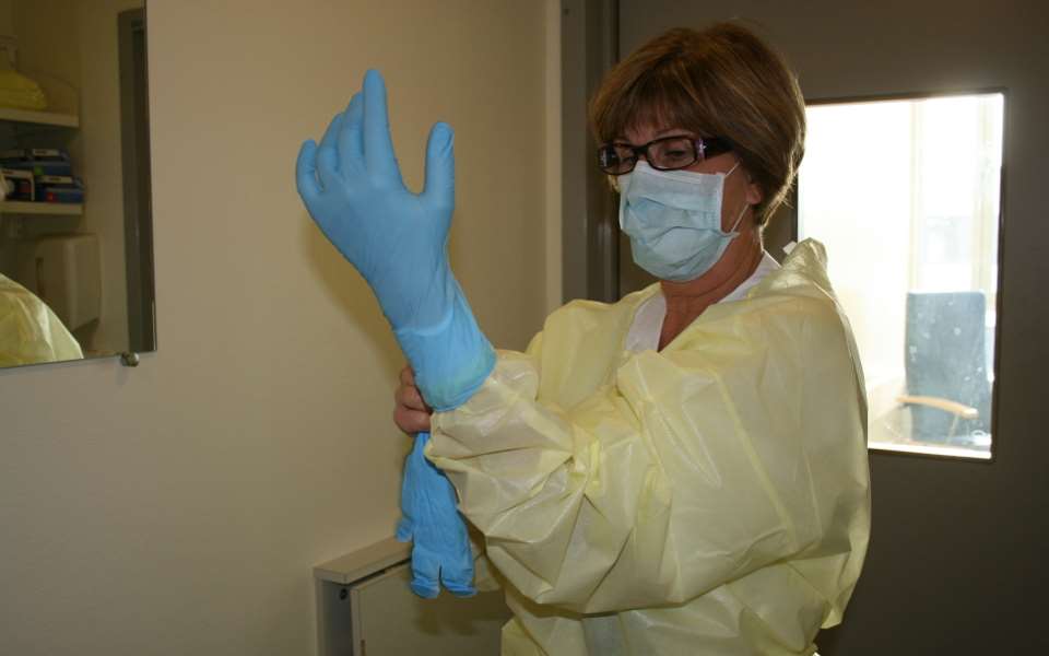Ifølge den første MRSA-veilederen skulle personalet bruke smittefrakk, hansker og munnbind når de gikk inn til pasienter som var smittet. Foto: Tone Anundsen