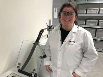 PÅ LABORATORIET: Kjønnssepareringen skjer ved hjelp av laser. Strålene kan gi alvorlig øyeskade og vernebriller er derfor påbudt hele tiden på dette laboratoriet, forteller Renate Veflingstad. 