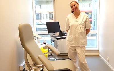 Bioingeniør Elisabeth Regine Henriksen er klar til å ta imot pasienter i et av de nye prøvetakingsrommene. Foto: Hege Lid