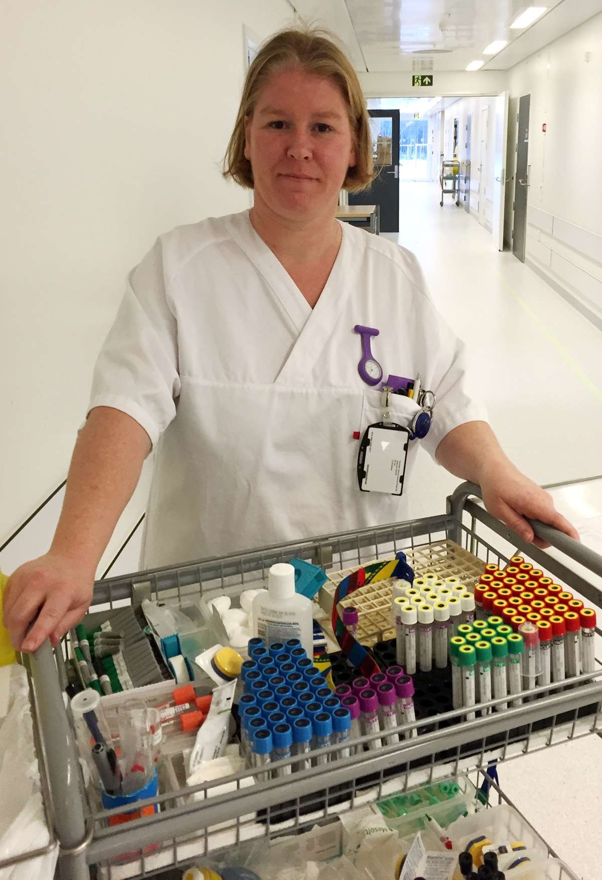 Det blir mye gåing i lange hvite korridorer for de bioingeniørene som fremdeles tar blodprøver. Cecilie Pettersen er en av bioingeniørene som lærer opp sykepleiere i blodprøvetaking.